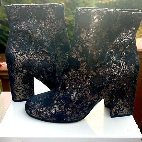 NWT Marc Fisher Newbia Black Floral Brocade size 7.5 booties - Picture 2 of 11